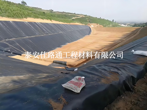 單糙面蓄水池防滲膜的鋪設施工有哪些注意事項? 單糙面蓄水池防滲膜的鋪設施工有哪些注意事項?