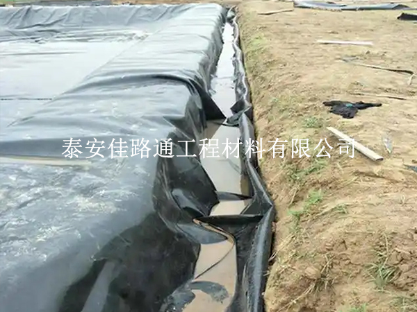 防滲土工膜邊界結(jié)合不滲漏!5 個(gè)技巧讓周邊銜接嚴(yán)絲合縫 防滲土工膜邊界結(jié)合不滲漏!5 個(gè)技巧讓周邊銜接嚴(yán)絲合縫