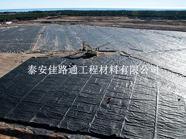 藕池防滲膜怕破損?這樣回填保護才靠譜 藕池防滲膜怕破損?這樣回填保護才靠譜