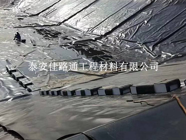 養(yǎng)殖防滲膜總在邊角漏？這些鋪設(shè)技巧要掌握