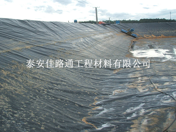 養殖防滲膜用得久？鋪設維護技巧請收好