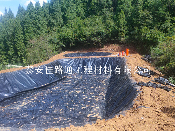 魚塘防滲膜穩(wěn)得住?施工固定與保護技巧全解析 魚塘防滲膜穩(wěn)得住?施工固定與保護技巧全解析